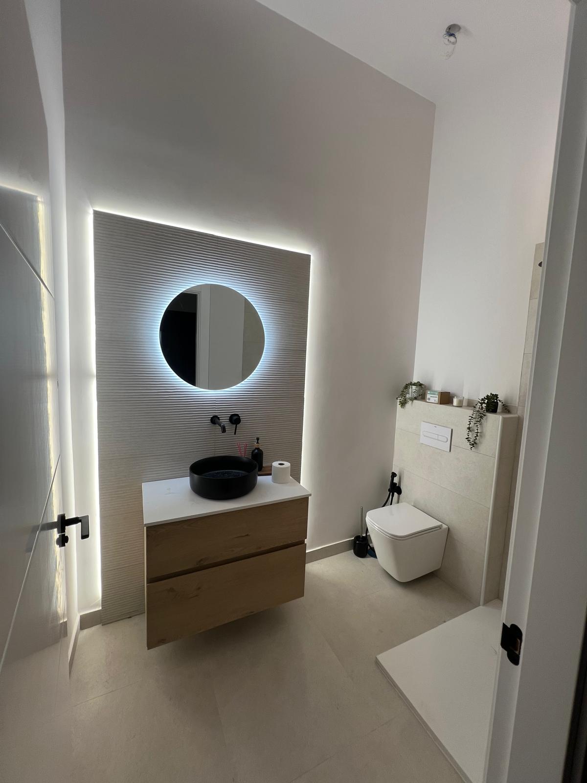Baño de diseño con espejo LED retroiluminado