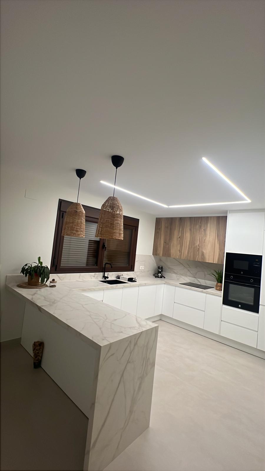 Cocina moderna con iluminación LED lineal en techo