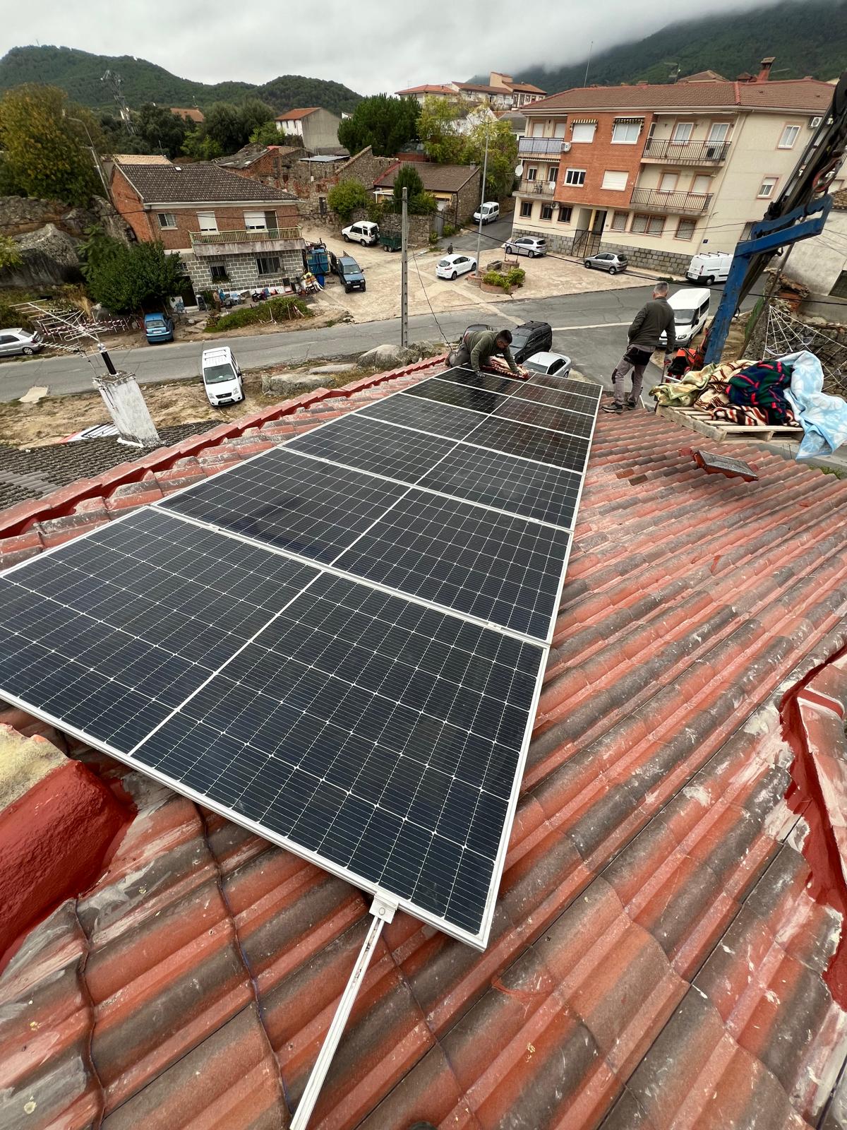 Técnicos de EBA Energy instalando placas solares