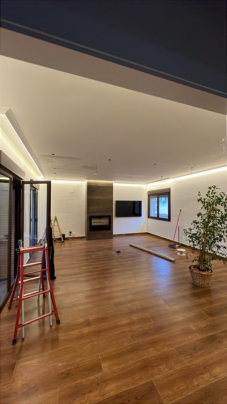 Salón con iluminación LED indirecta en techo