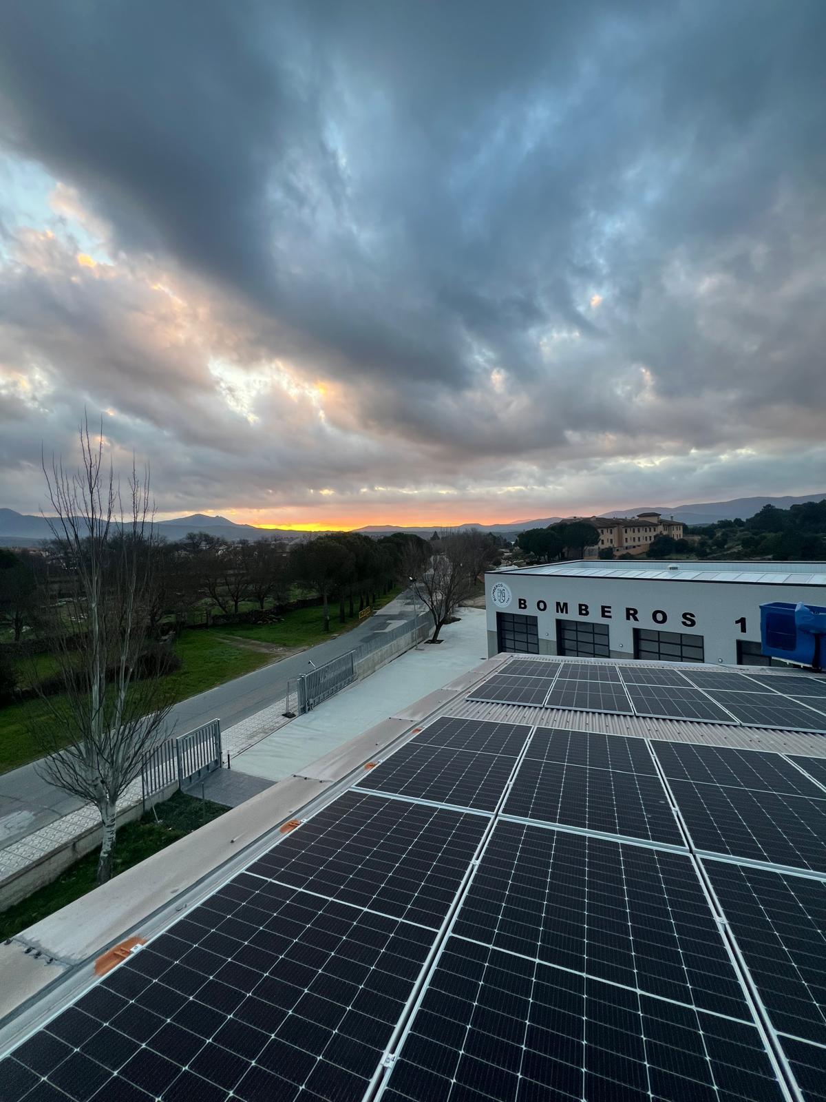 Instalación fotovoltaica en Parque de Bomberos al atardecer